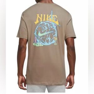 Used, men’s Nike tee.